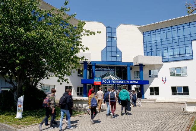 Groupe de jeune allant vers le bâtiment Pôle Formation UIMM